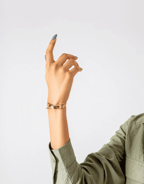 SLEEK GOLDEN CUFF